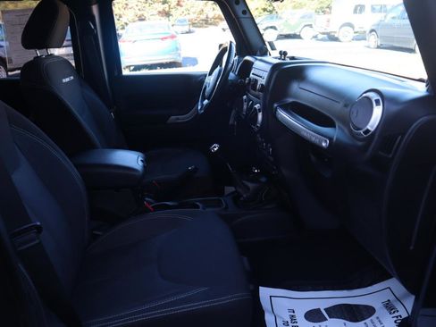 Used 2014 Jeep Wrangler Unlimited Rubicon w/ Connectivity Group AWD/4WD image 38