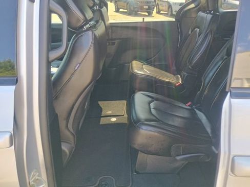 Used 2023 Chrysler Pacifica Touring-L w/ S Appearance Package AWD/4WD image 19