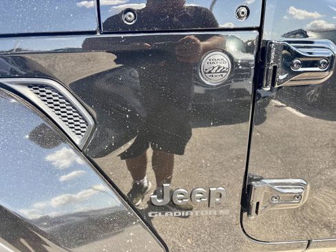 Used 2025 Jeep Gladiator Sport AWD/4WD image 7