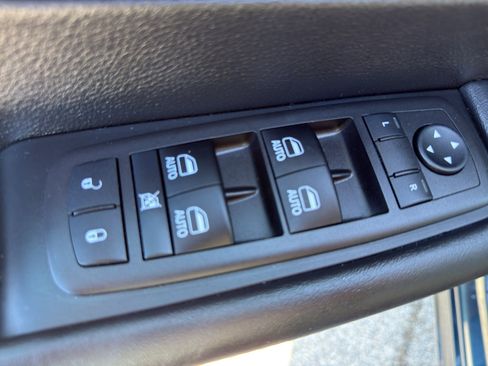 Used 2025 Chrysler Pacifica Select image 12