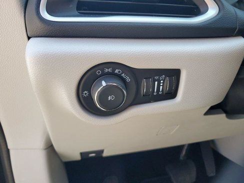 Used 2024 Chrysler Pacifica Touring-L FWD image 18