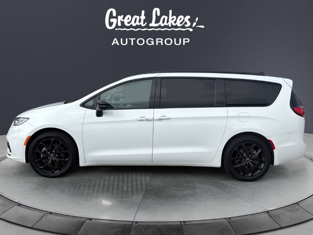 Used 2025 Chrysler Pacifica Limited FWD image 2