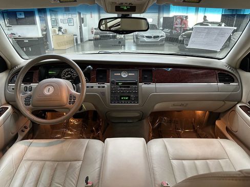 Used 2004 Lincoln Town Car Executive image 18