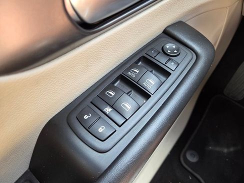 Used 2024 Chrysler Pacifica Touring-L FWD image 23
