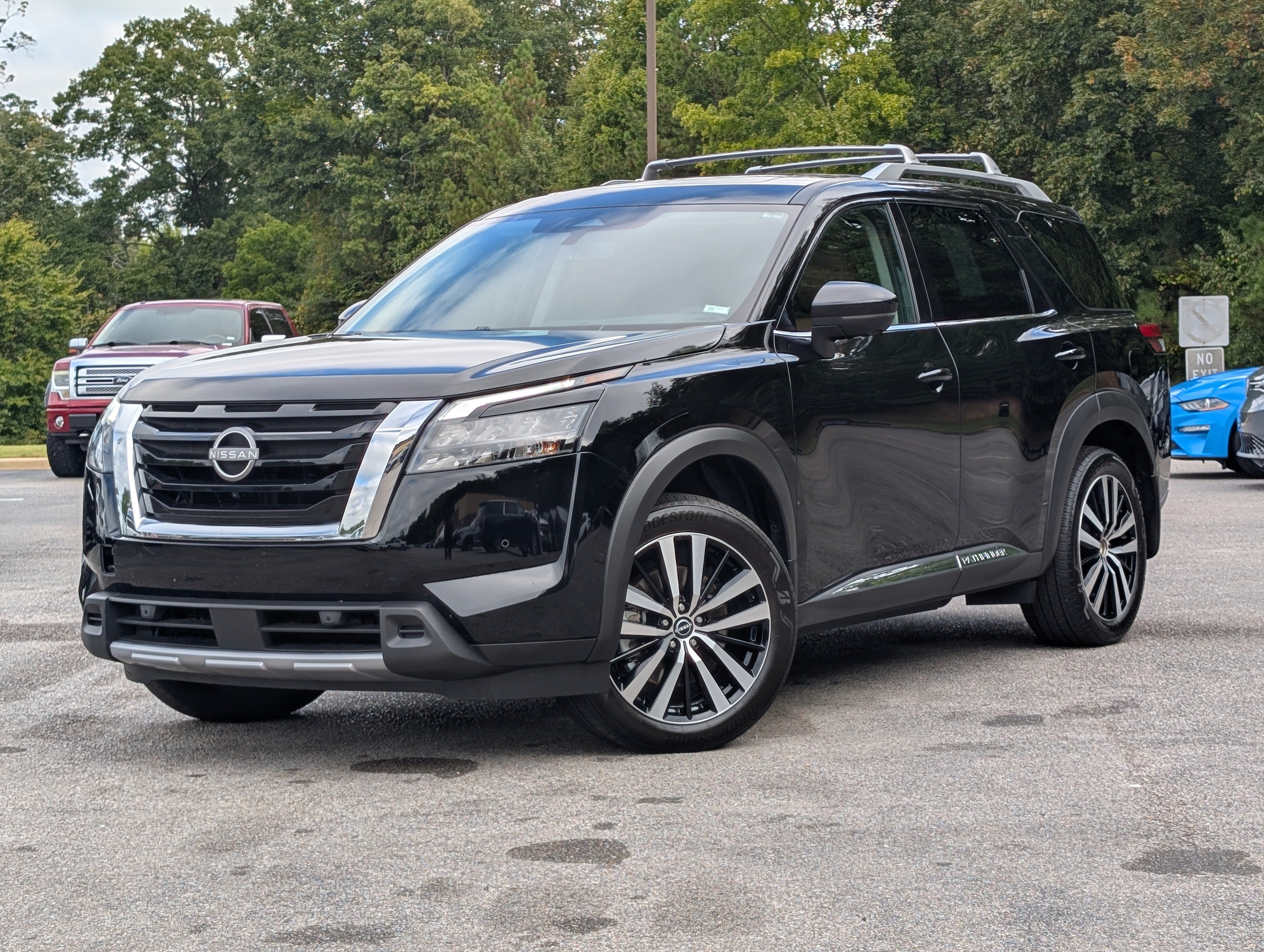 Used 2025 Nissan Pathfinder Platinum w/ Cargo Package FWD image 4