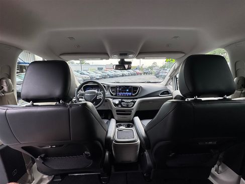 Used 2024 Chrysler Pacifica Touring-L FWD image 23