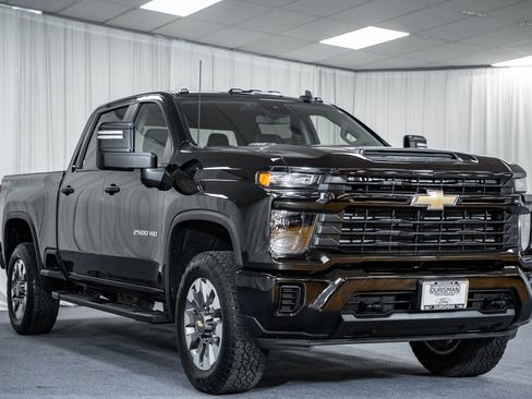 Used 2024 Chevrolet Silverado 2500 Custom image 1