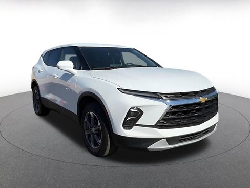 Used 2025 Chevrolet Blazer LT image 3