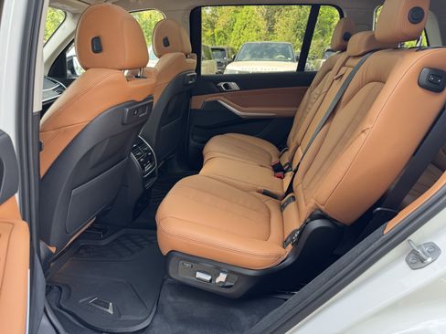 Used 2022 BMW X7 xDrive40i w/ Premium Package AWD/4WD image 5