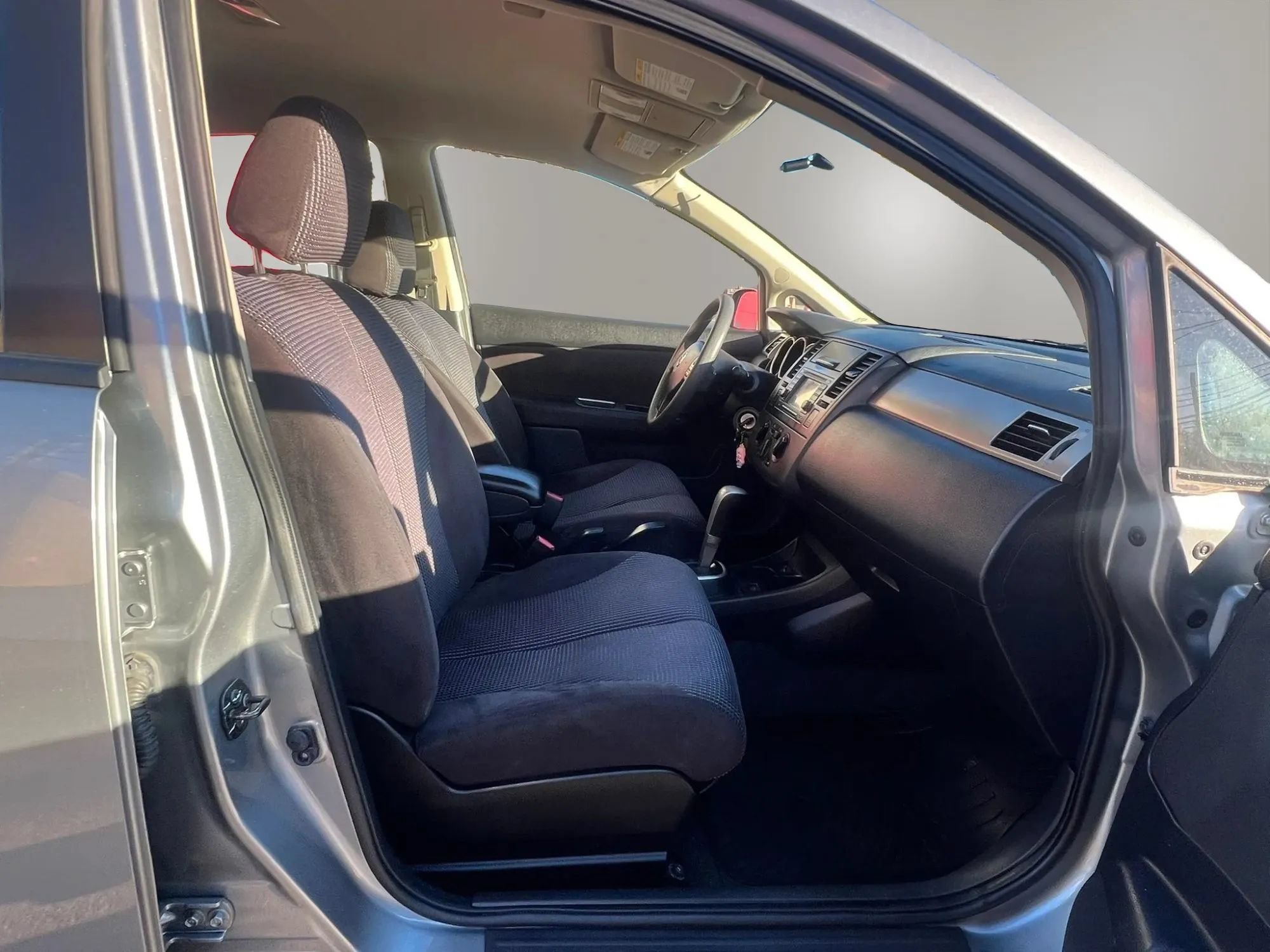Used 2011 Nissan Versa Hatchback w/ Navigation/Satellite Pkg FWD image 27