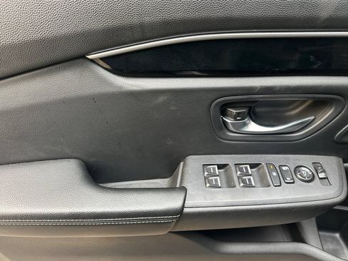 Used 2025 Honda Pilot EX-L image 10