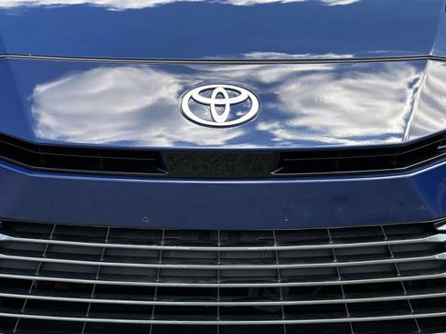 Used 2025 Toyota Camry XLE FWD image 8