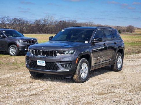 New 2026 Jeep Grand Cherokee Laredo image 2
