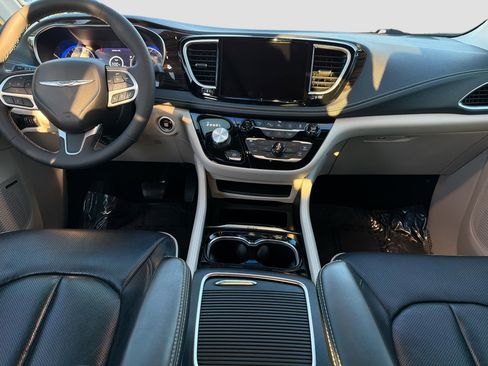 Used 2022 Chrysler Pacifica Limited image 19