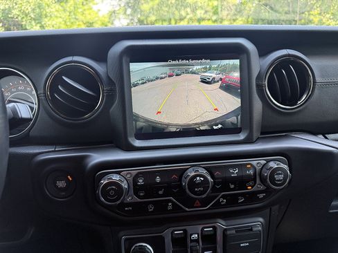 Used 2021 Jeep Wrangler Unlimited Sahara AWD/4WD image 24