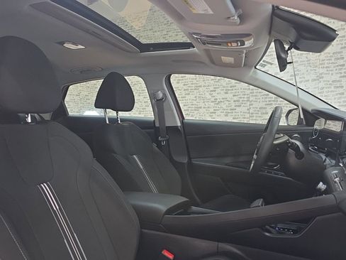 Certified 2025 Hyundai Elantra SEL image 11