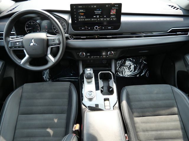 Used 2025 Mitsubishi Outlander AWD image 13