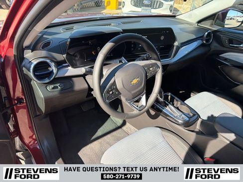 Used 2025 Chevrolet Trax LT w/ LT Convenience Package image 16