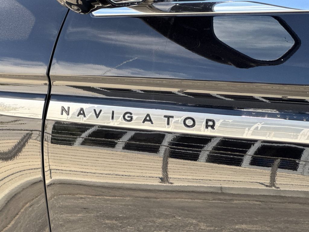 Certified 2025 Lincoln Navigator L Reserve AWD/4WD image 26