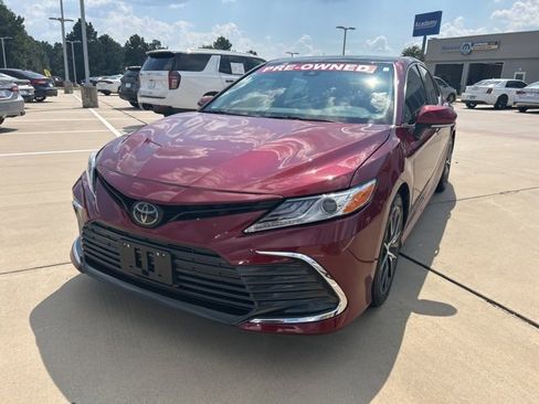 Used 2021 Toyota Camry XLE image 3
