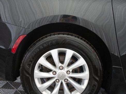 Used 2018 Chrysler Pacifica Touring-L FWD image 10