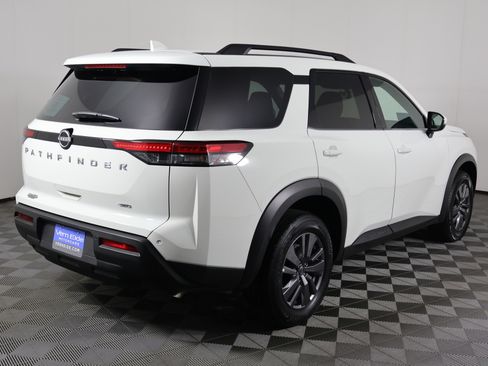 Used 2025 Nissan Pathfinder SV image 6