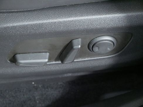 Used 2024 Kia Carnival EX image 22