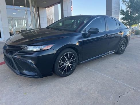 Used 2021 Toyota Camry SE FWD image 1