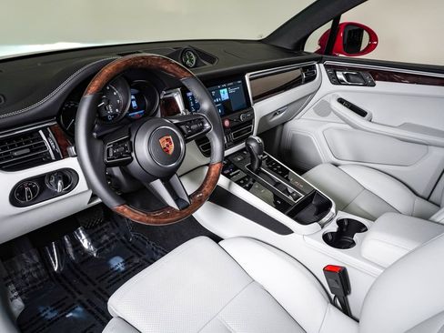 Certified 2026 Porsche Macan AWD/4WD image 4