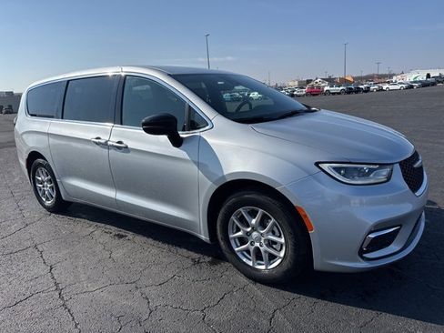 New 2026 Chrysler Pacifica Select image 3