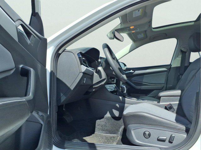Certified 2025 Volkswagen Jetta SE w/ Sunroof Package FWD image 12