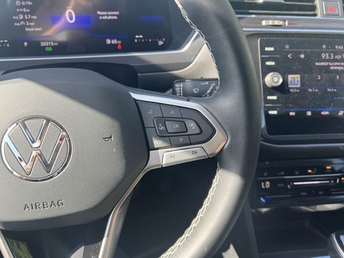 Certified 2023 Volkswagen Tiguan SE FWD image 17