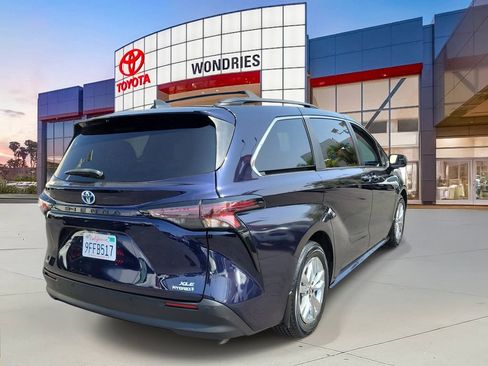 Used 2023 Toyota Sienna XLE w/ XLE Plus Package image 4