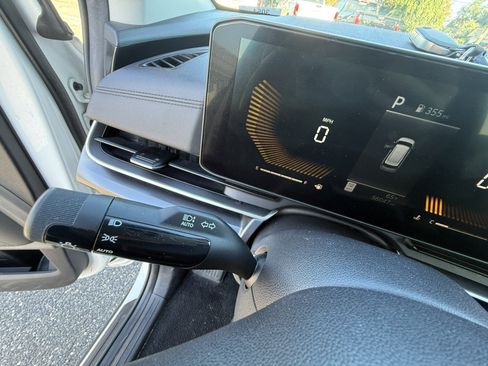 Used 2025 Kia Carnival FWD image 21