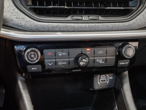 Used 2025 Jeep Compass Latitude AWD/4WD image 19