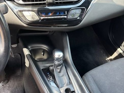 Used 2018 Toyota C-HR XLE FWD image 3
