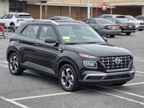 Used 2022 Hyundai Venue SEL FWD image 3