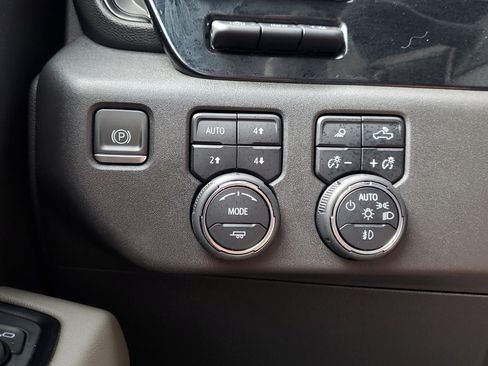 Used 2023 Chevrolet Silverado 1500 ZR2 w/ Technology Package image 30