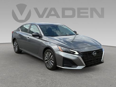 Used 2025 Nissan Altima 2.5 SV image 1