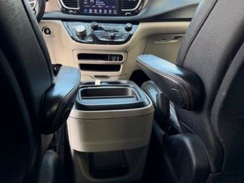 Used 2018 Chrysler Pacifica Touring-L w/ Tire & Wheel Group image 18