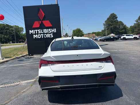 Used 2025 Hyundai Elantra Limited FWD image 4