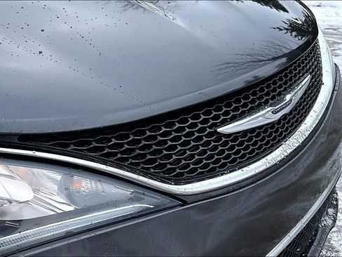 Used 2019 Chrysler Pacifica Touring-L image 30