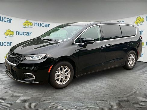Used 2023 Chrysler Pacifica Touring-L FWD image 3