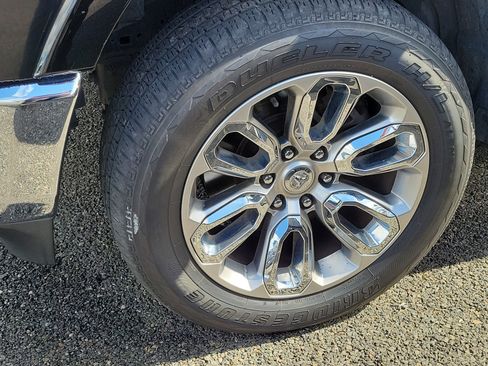 Used 2019 RAM 1500 Laramie AWD/4WD image 2