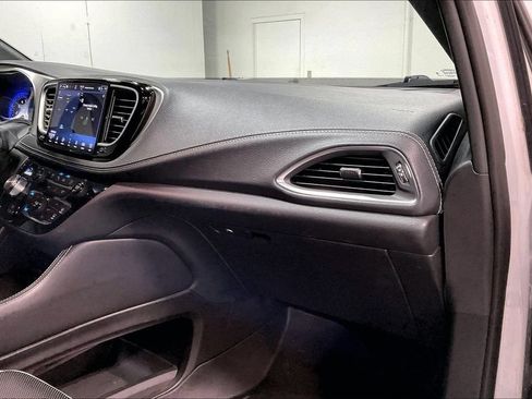Used 2024 Chrysler Pacifica Limited w/ Uconnect Theater Family Group AWD/4WD image 18