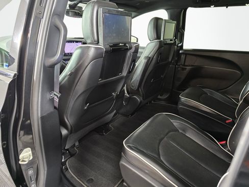 Used 2023 Chrysler Pacifica Limited w/ Uconnect Theater Family Group FWD image 37