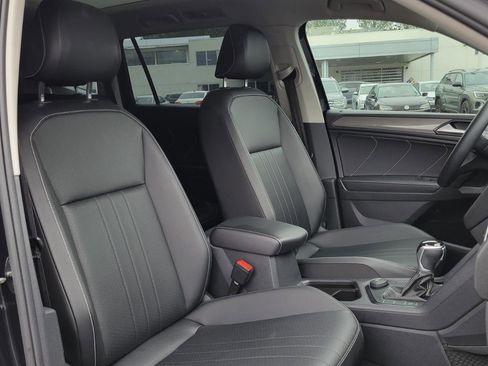 Used 2022 Volkswagen Tiguan SE w/ Panoramic Sunroof Package image 37