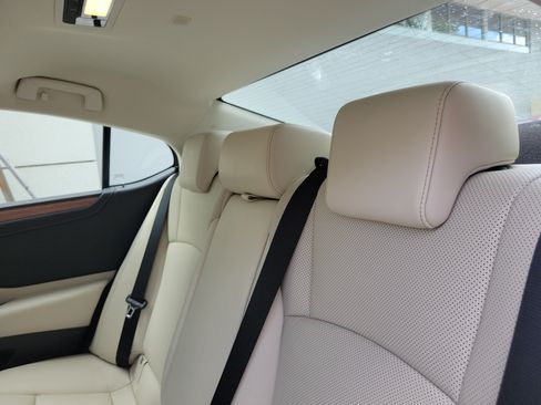 Used 2025 Lexus ES 350 w/ Premium Package FWD image 11