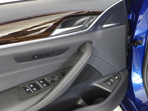 Certified 2023 BMW 530e w/ Convenience Package image 12