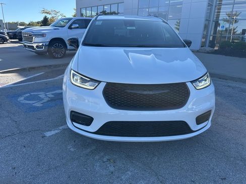 New 2026 Chrysler Pacifica Select image 9